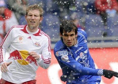 O Red Bull Salzburg enfrentou o Dinamo Zagreb em uma noite de muito frio e neve
