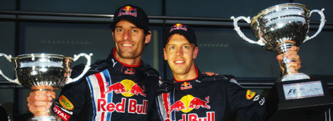 Sebastian Vettel (à direita) e Mark Webber com seus troféus